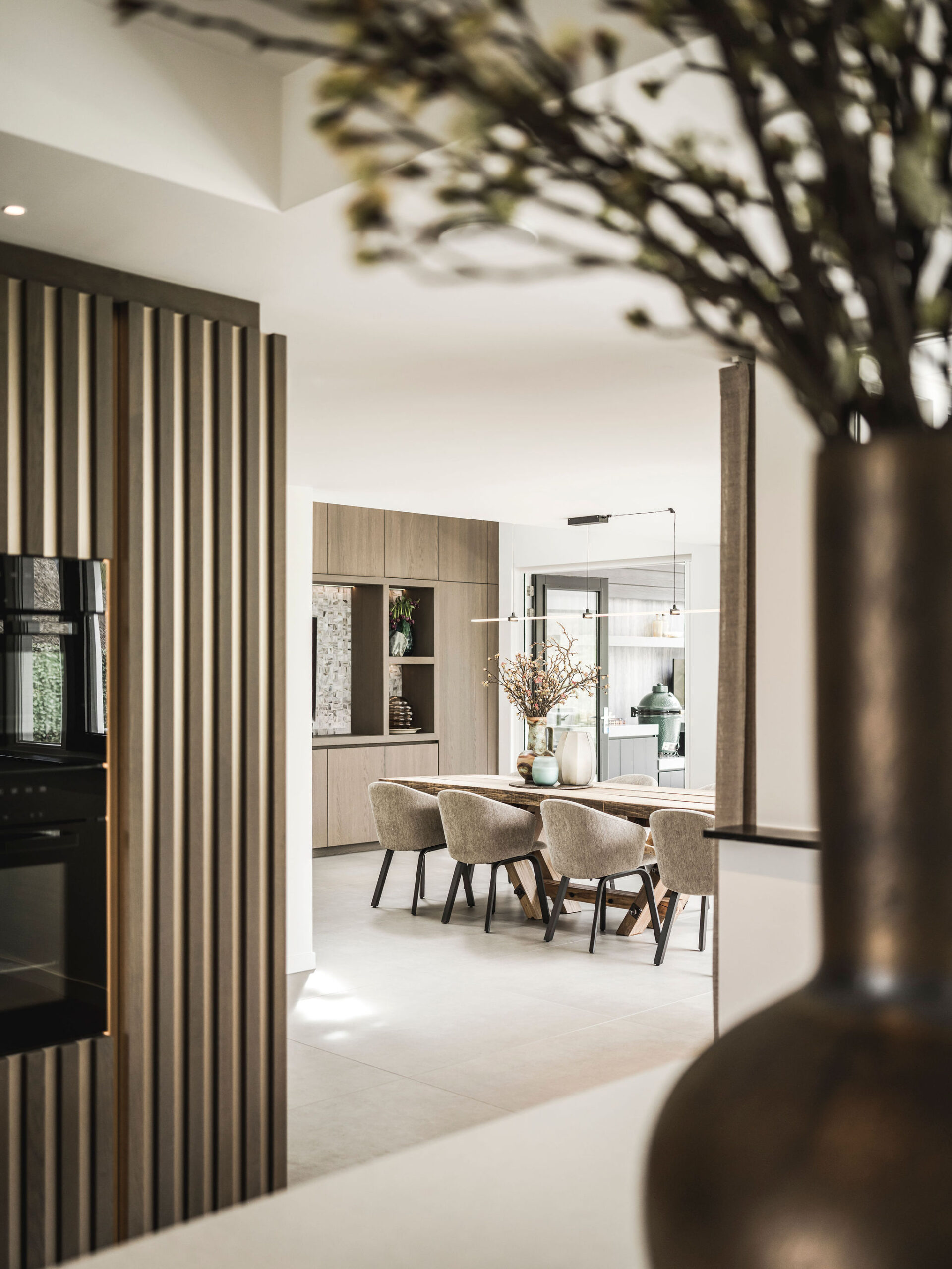 Totaalbeeld eetkamer en keuken waar materiaal, licht en meubilair samenkomen