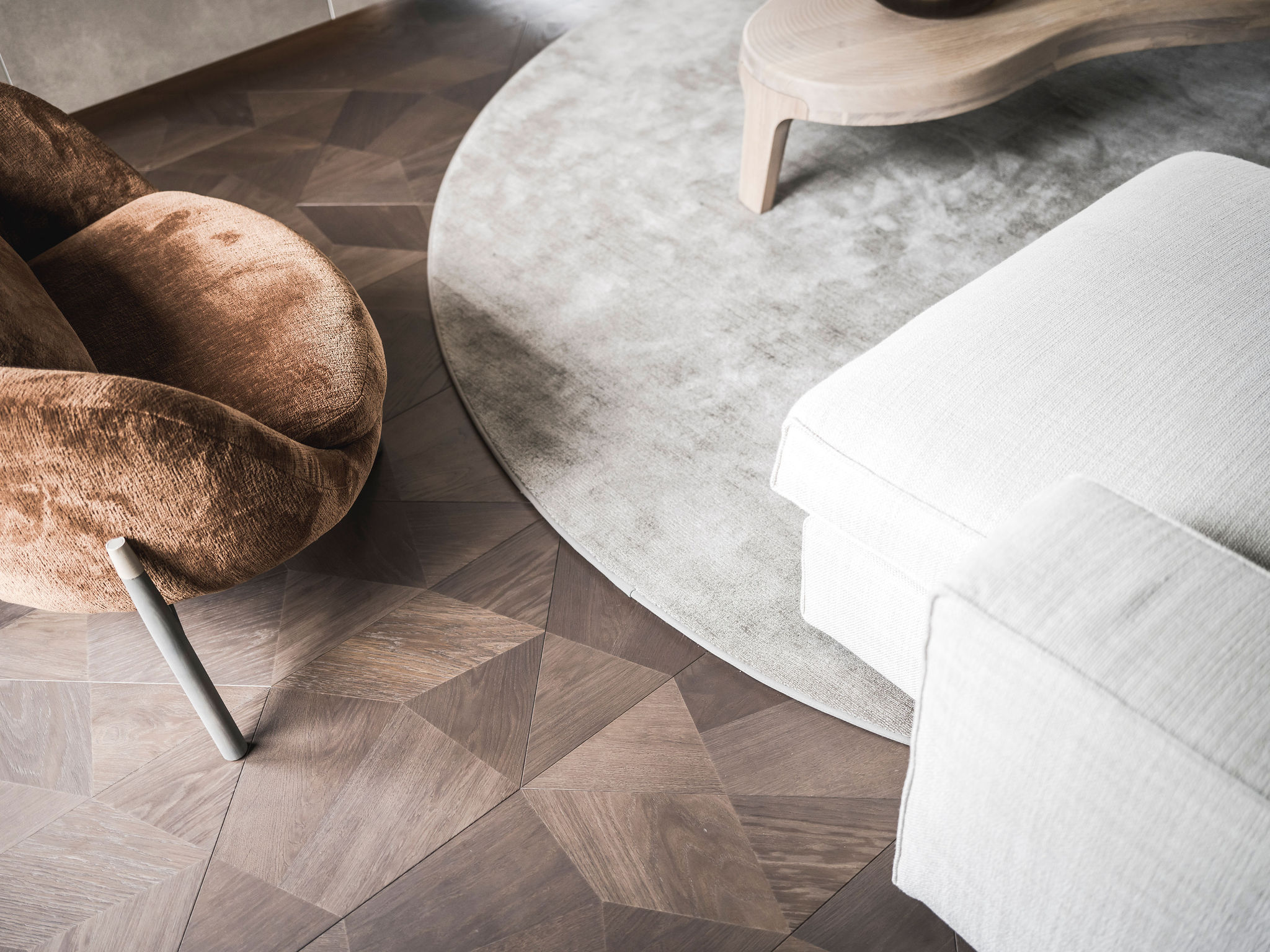 Detailopname van vloer, kleed, bank en stoel in een interieur van Wildenberg