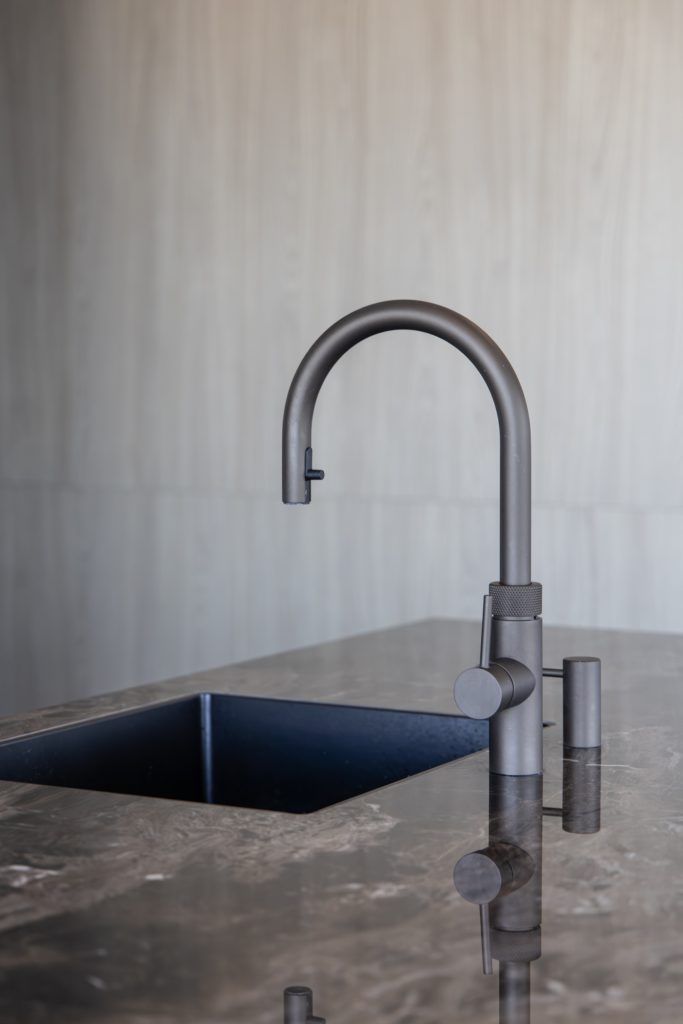 Wildenberg interieurarchitectuur interieurarchitect interiorarchitect keuken close up Quooker Fusion gunmetal