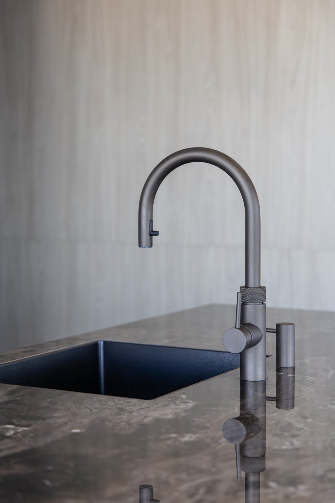 Wildenberg interieurarchitectuur interieurarchitect interiorarchitect keuken close up Quooker Fusion gunmetal