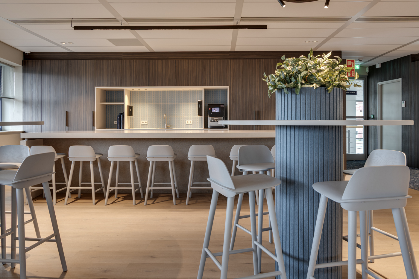 interieurarchitect Wildenberg SVPB Hoekerd fotografie kantoor examencentrum bedrijfsrestaurant bar barkruk