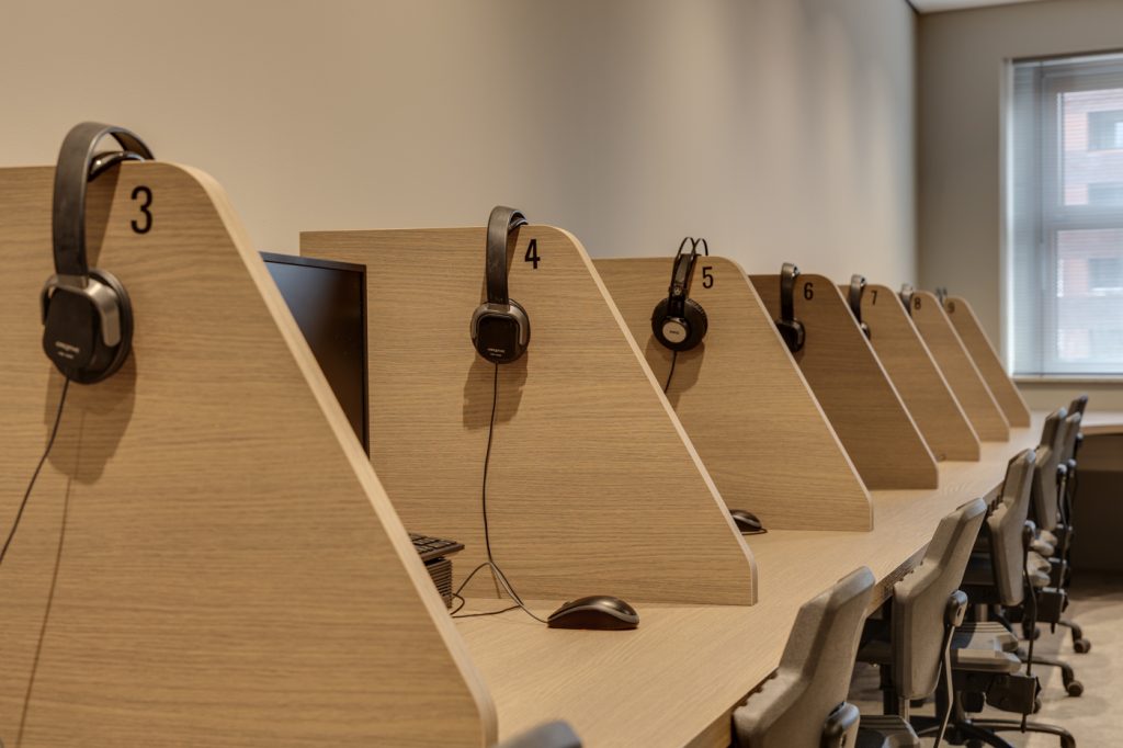 interieurarchitect Wildenberg SVPB Hoekerd fotografie kantoor examencentrum theorie koptelefoons