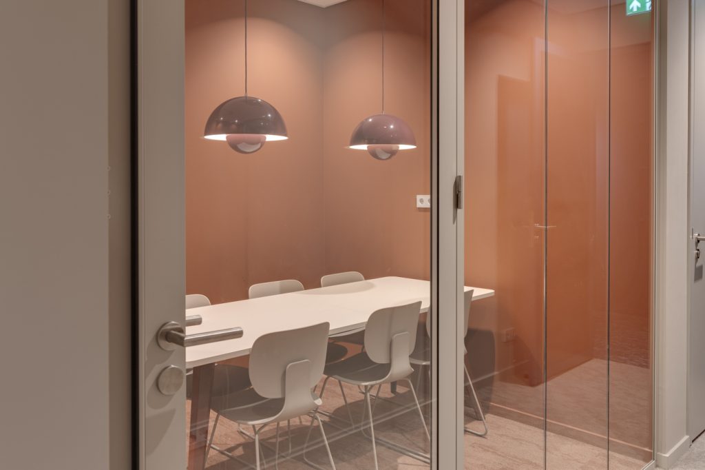 interieurarchitect Wildenberg SVPB Hoekerd fotografie kantoor examencentrum wachtruimte warm oranje