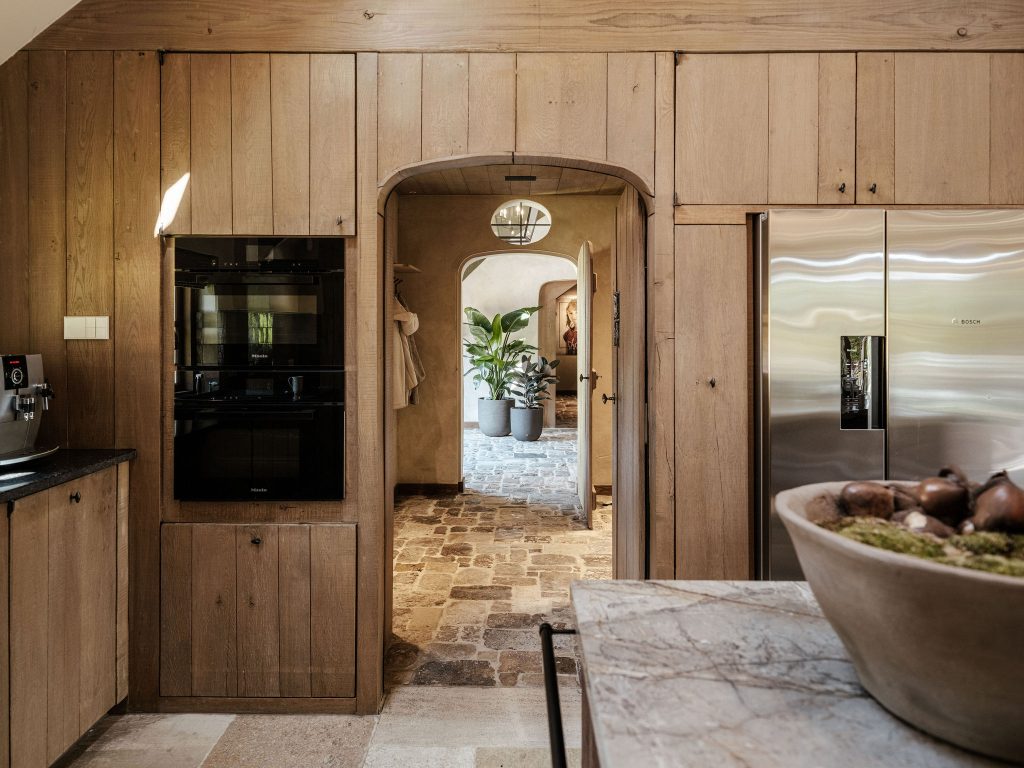 interieurarchitect-woonboerderij-bijkeuken-eiken-kastenwand