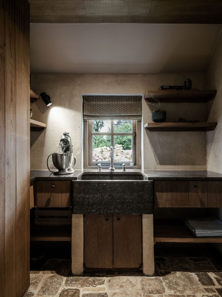 interieurarchitect-woonboerderij-bijkeuken-hardstenen-spoelbak