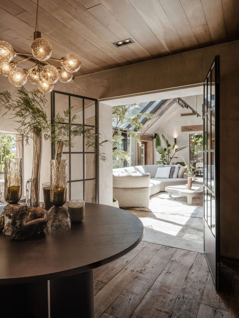 interieurarchitect-woonboerderij- woonkamer-ronde-tafel-bollenluchter