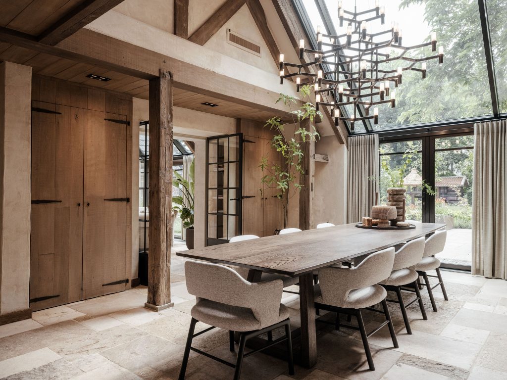 interieurarchitect-woonboerderij-eetkamer-eiken-deuren-smeedijzer