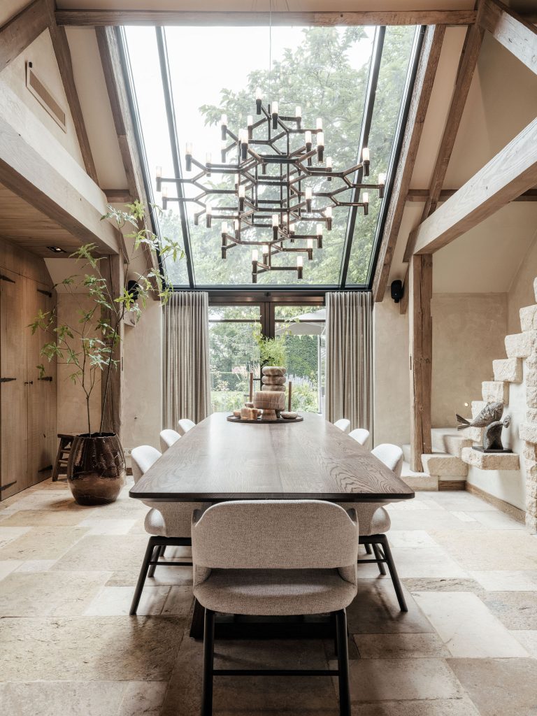 interieurarchitect-woonboerderij-eetkamer-glazen-daklicht-natuurstenen-trap