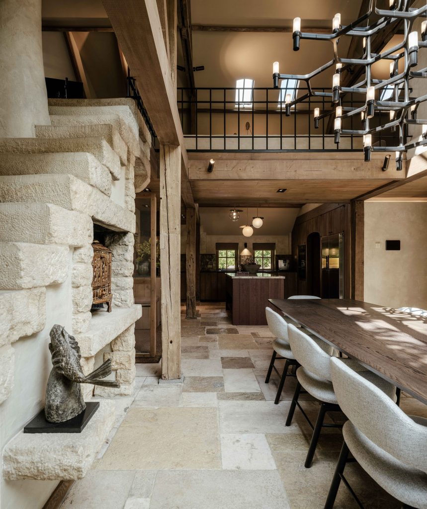 interieurarchitect-woonboerderij-eetkamer-panorama-vide-takkenluchter