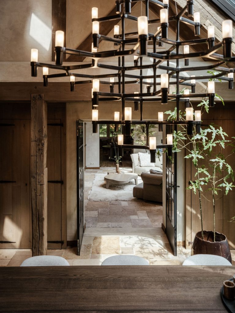 interieurarchitect-woonboerderij-eetkamer-takkenluchter-stalen-deuren