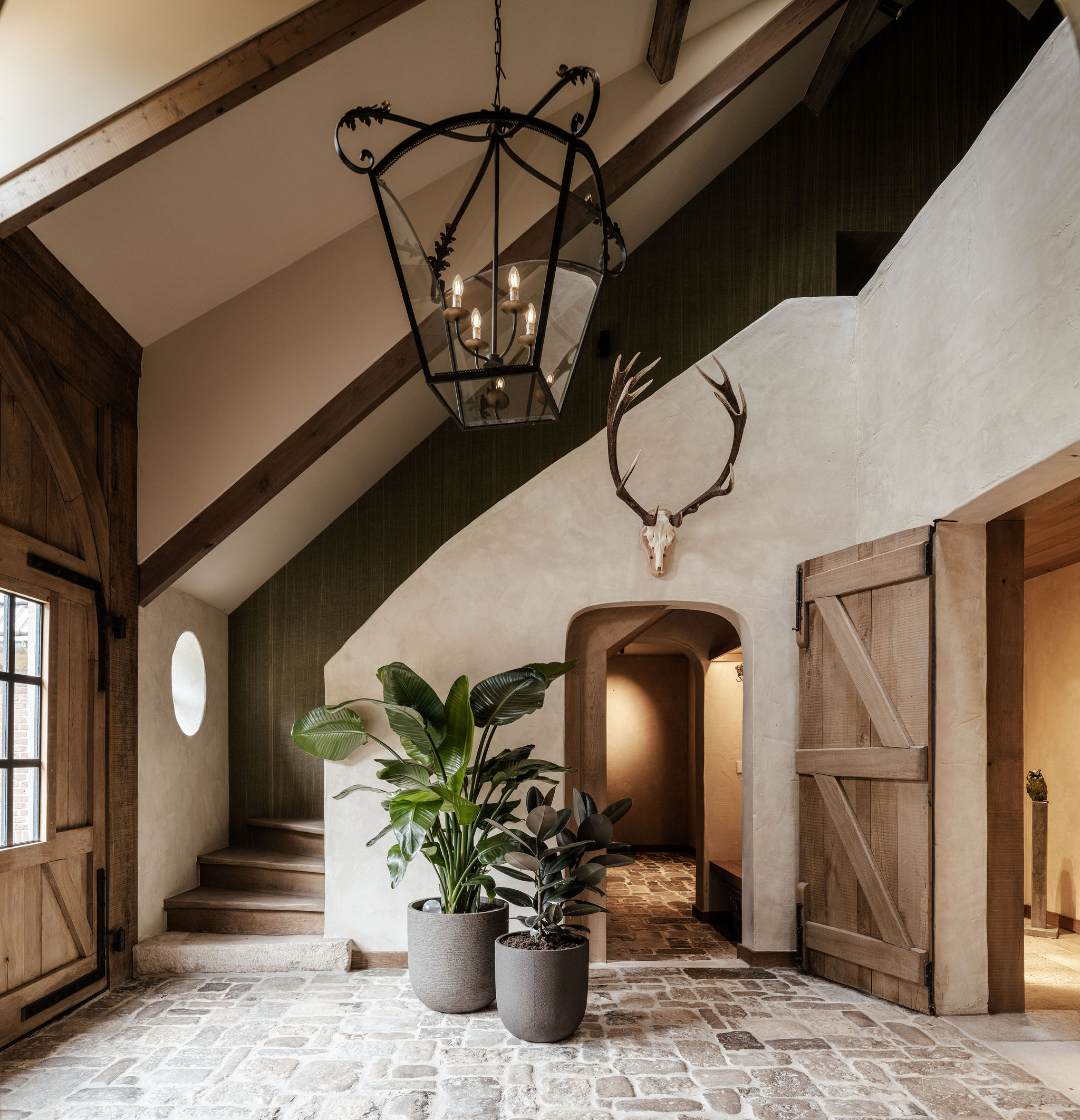 interieurarchitect-woonboerderij-entree-lantaarn-kasseivloer