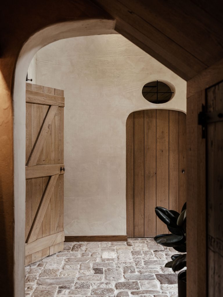 interieurarchitect-woonboerderij-hal-eiken-klinketdeur-boog