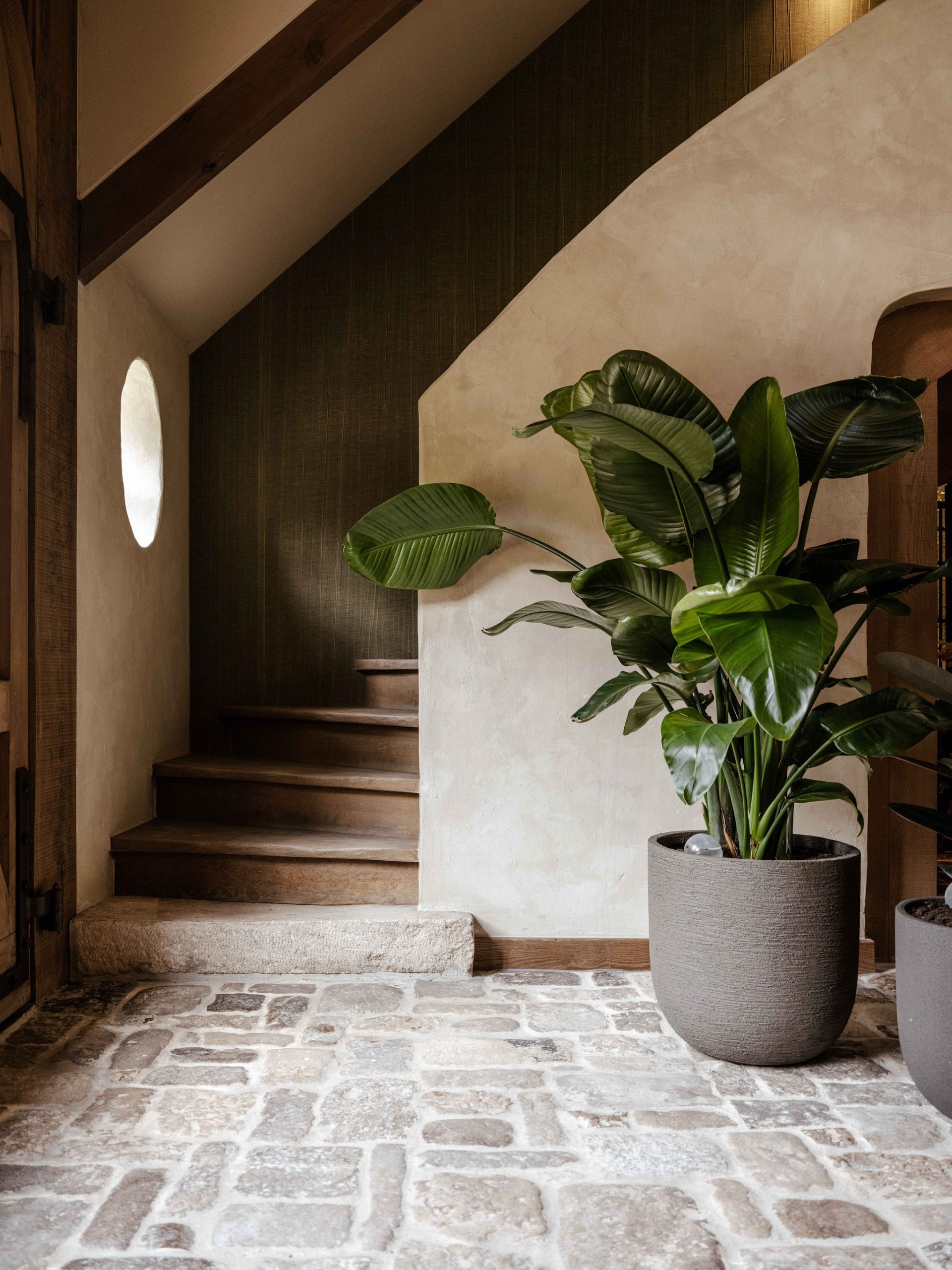 interieurarchitect-woonboerderij-hal-kasseivloer-houten-trap