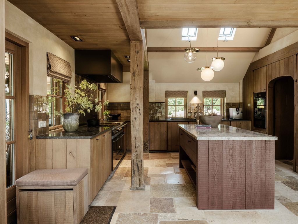 interieurarchitect-woonboerderij-keuken-eiken-kasten-marmeren-kookeiland