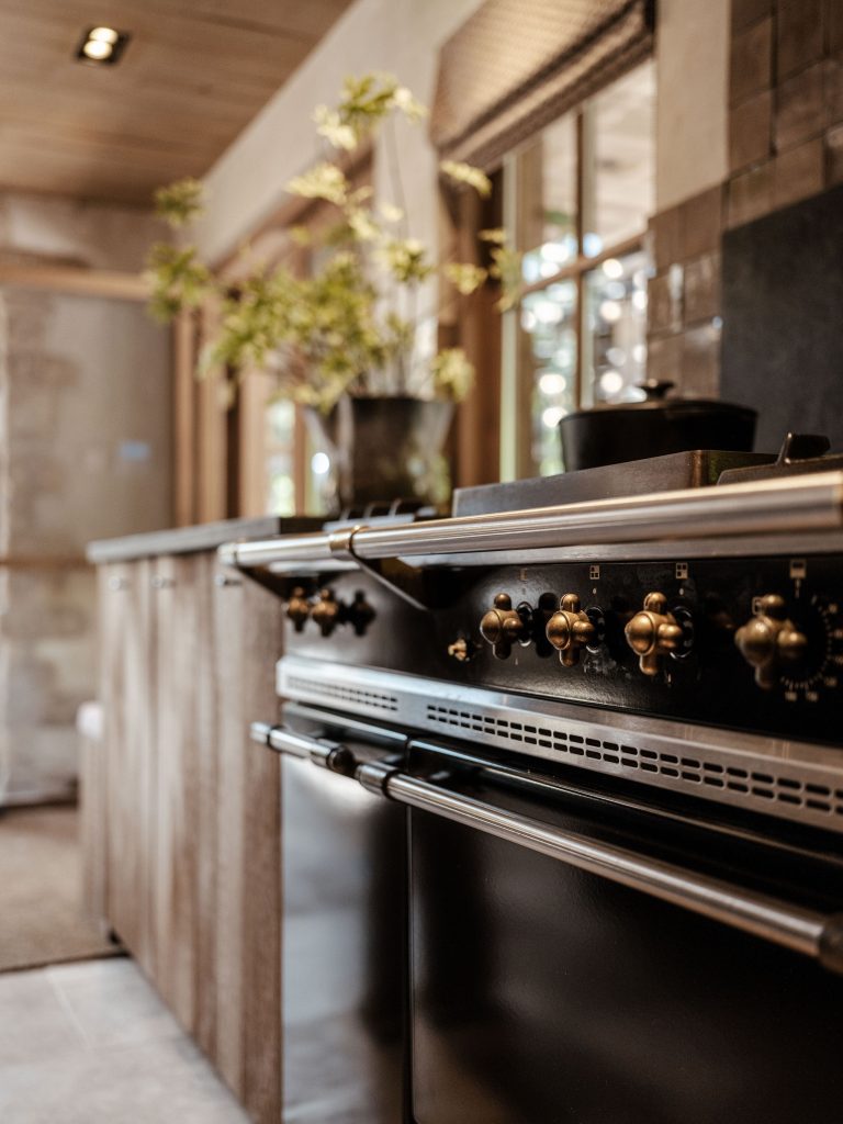 interieurarchitect-woonboerderij-keuken-fornuis-messing-knoppen